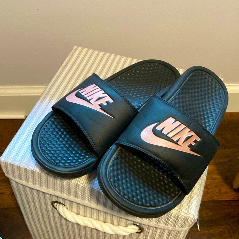 Black and pink Nike Slides. I barely wore them so I’m selling. In great shape :)